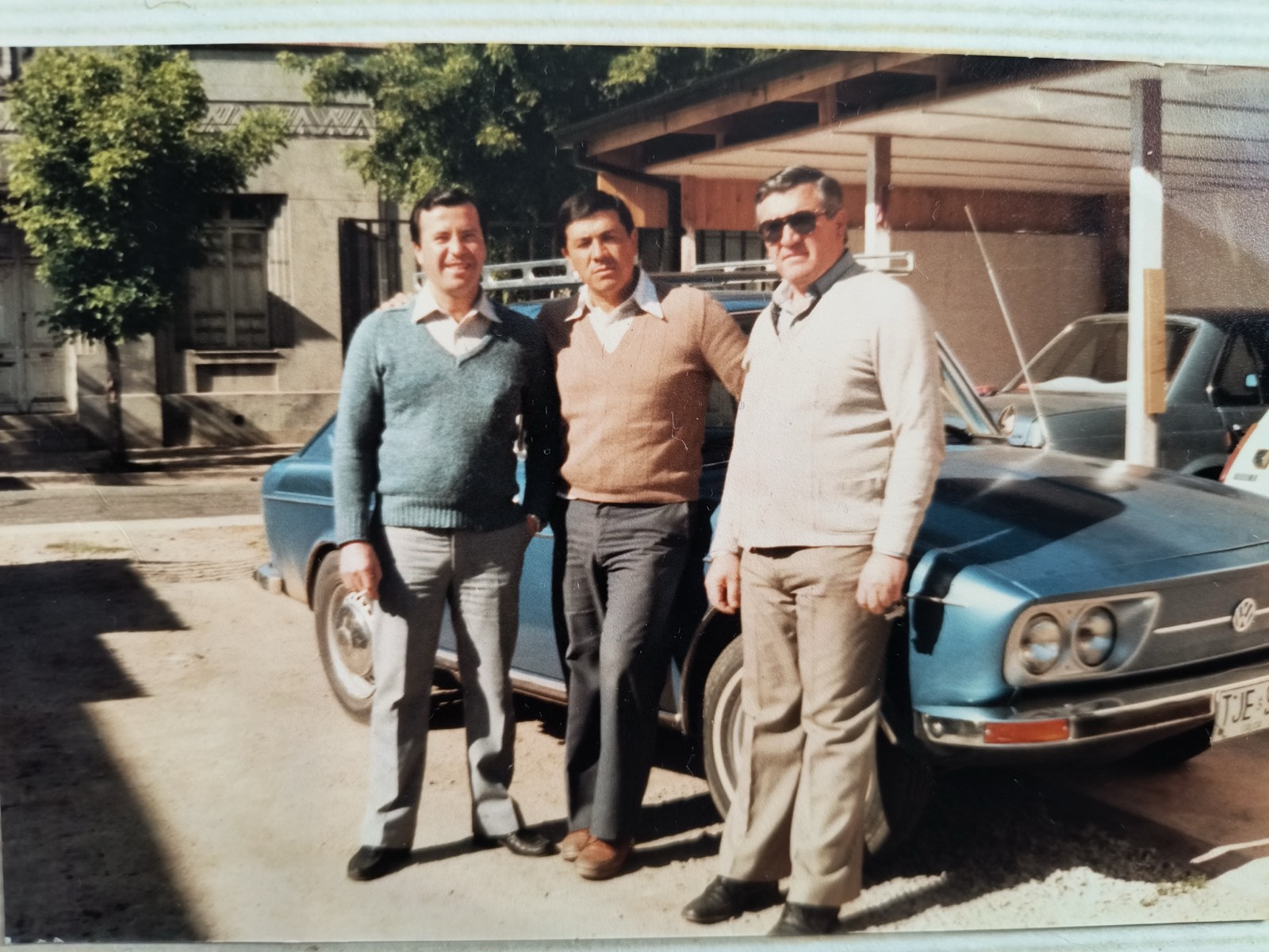 Fotografía histórica de los primeros años de ROCAR junto a un vehículo clásico