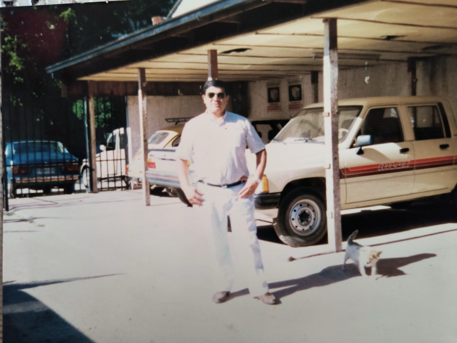 Fundador de ROCAR en el patio del local, junto a una camioneta en venta